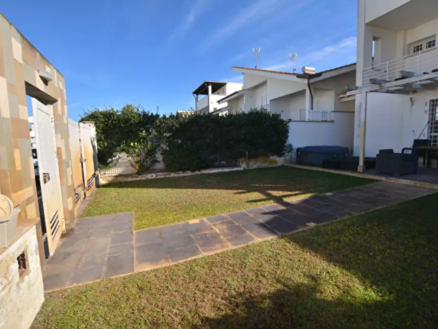 Immagine 2 di Casa indipendente in vendita  in VIA GIULIANOVA 67 a Fiumicino