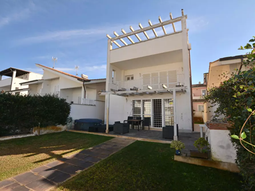 Immagine 3 di Casa indipendente in vendita  in VIA GIULIANOVA 67 a Fiumicino