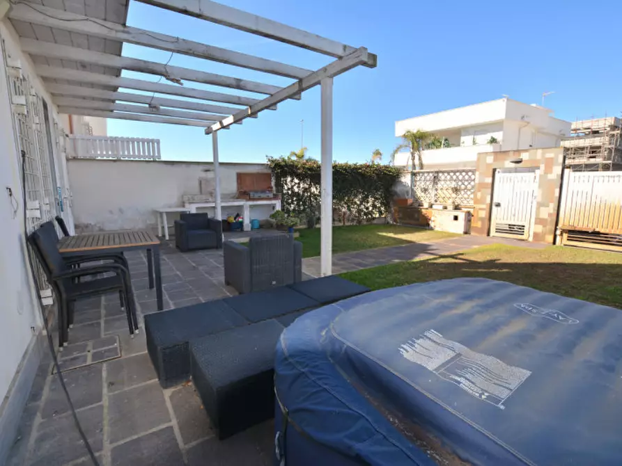 Immagine 5 di Casa indipendente in vendita  in VIA GIULIANOVA 67 a Fiumicino