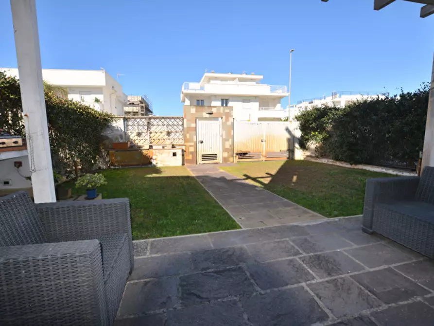 Immagine 6 di Casa indipendente in vendita  in VIA GIULIANOVA 67 a Fiumicino