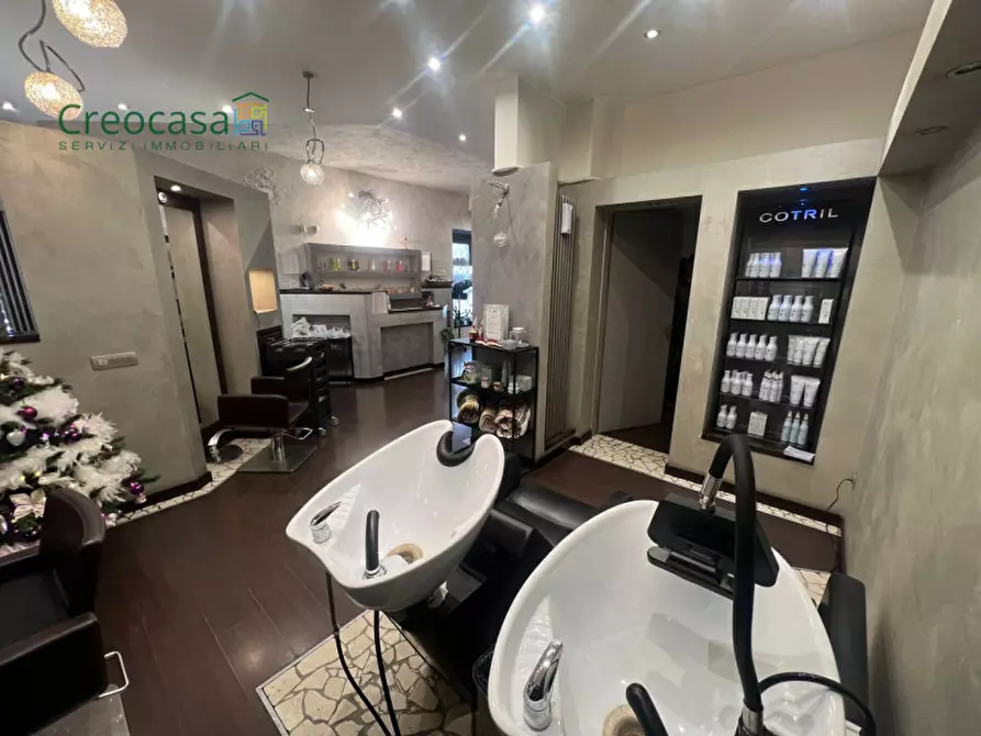 Immagine 7 di Negozio in vendita  a Stezzano