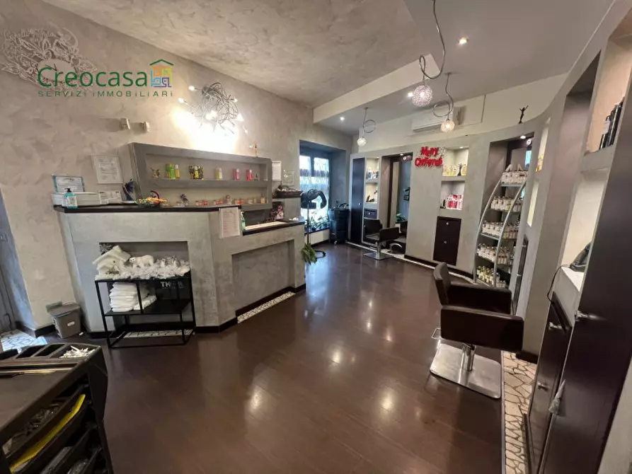 Immagine 9 di Negozio in vendita  a Stezzano