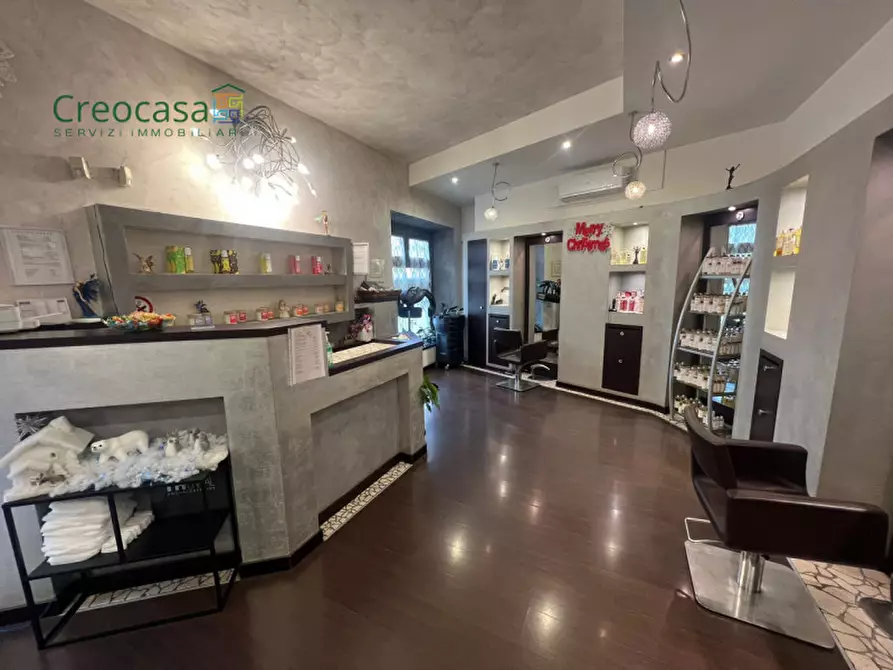 Immagine 11 di Negozio in vendita  a Stezzano