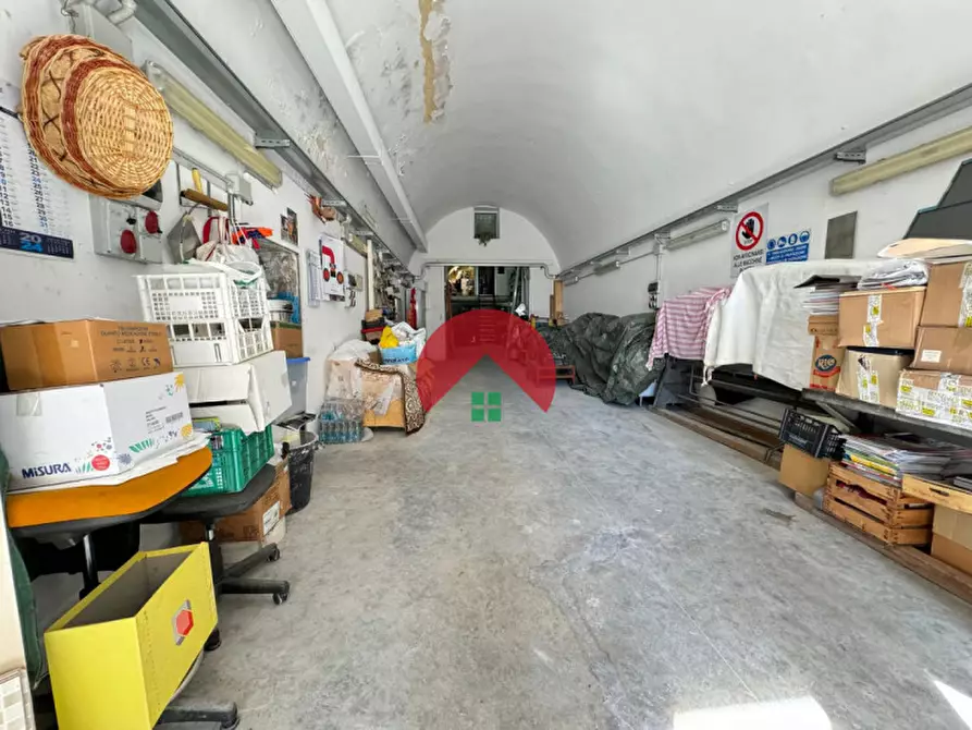 Immagine 2 di Attività commerciale in vendita  a Matera