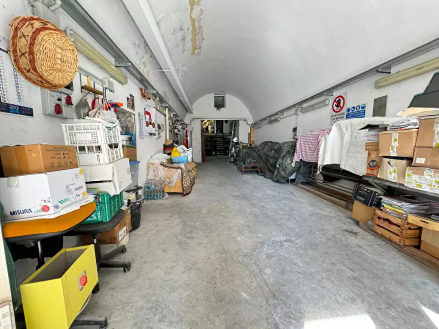 Immagine 4 di Attività commerciale in vendita  a Matera
