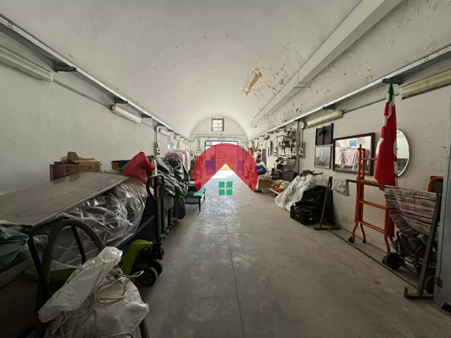 Immagine 11 di Attività commerciale in vendita  a Matera