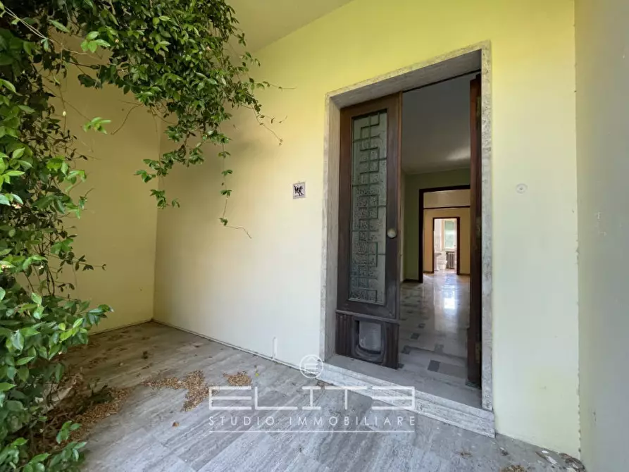 Immagine 1 di Villa in vendita  a Osimo
