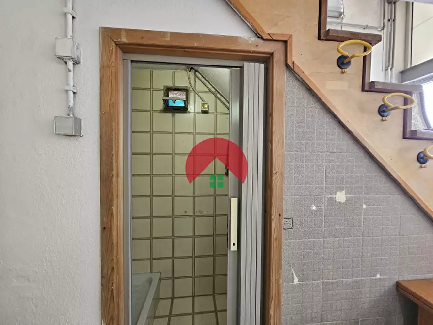 Immagine 11 di Laboratorio in vendita  a Matera