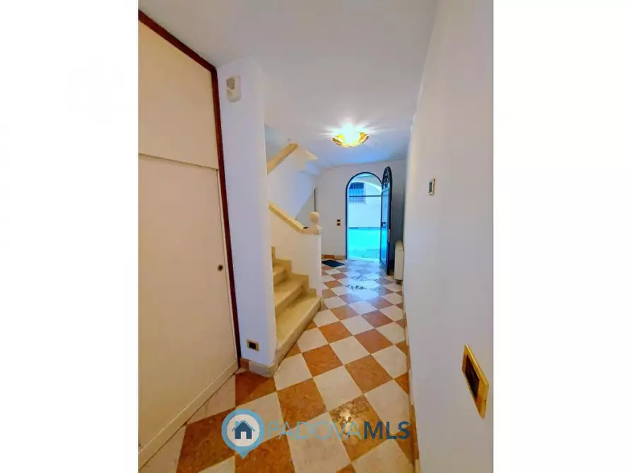 Immagine 40 di Palazzo in vendita  in via Savonarola a Padova