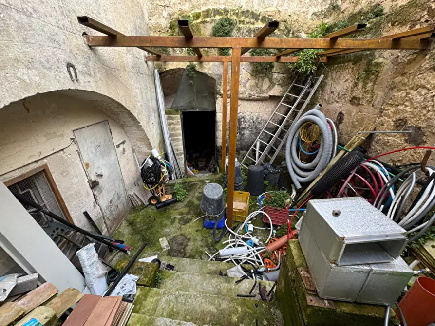 Immagine 11 di Cantina in vendita  a Matera