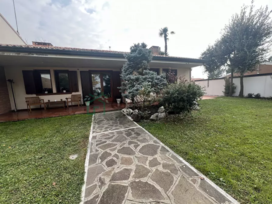 Immagine 1 di Villa in vendita  in Via Niccolò Tommaseo a Eraclea