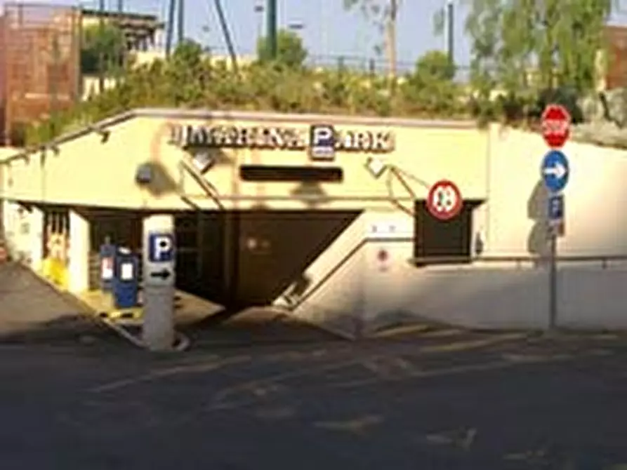 Immagine 1 di Posto auto in vendita  in via della marina a Genova