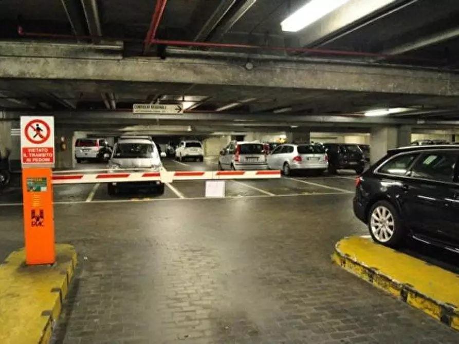 Immagine 8 di Posto auto in vendita  in via della marina a Genova
