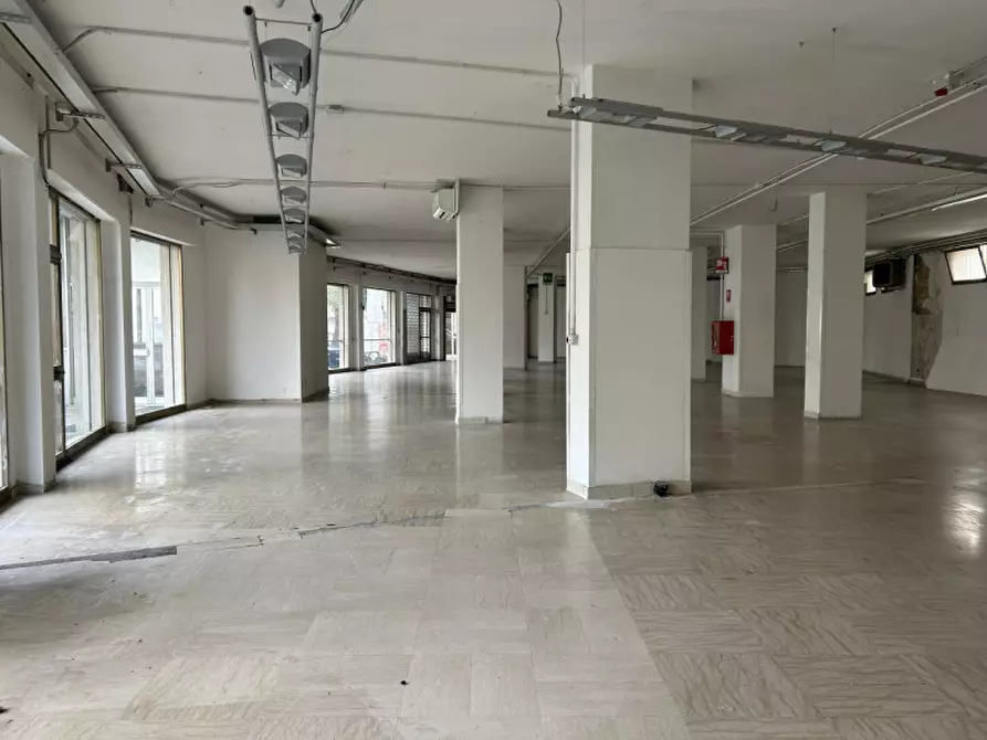 Immagine 1 di Negozio in vendita  in Via Buonarotti a Spinea