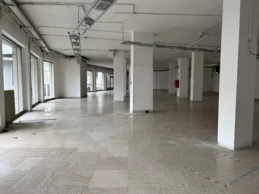 Immagine 2 di Negozio in vendita  in Via Buonarotti a Spinea