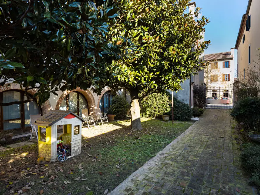 Immagine 4 di Palazzo in vendita  in VIALE FIUME a Este