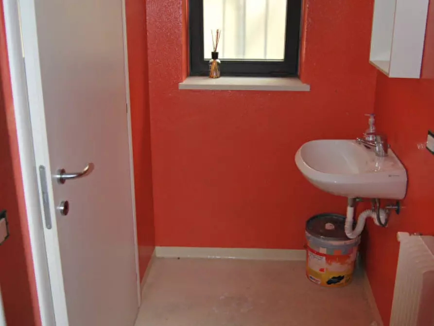 Immagine 3 di Negozio in affitto  a Lonigo