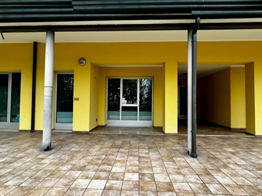 Immagine 2 di Negozio in vendita  in Via Dante Alighieri a San Prospero