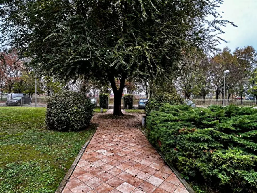 Immagine 32 di Negozio in vendita  in Via Dante Alighieri a San Prospero