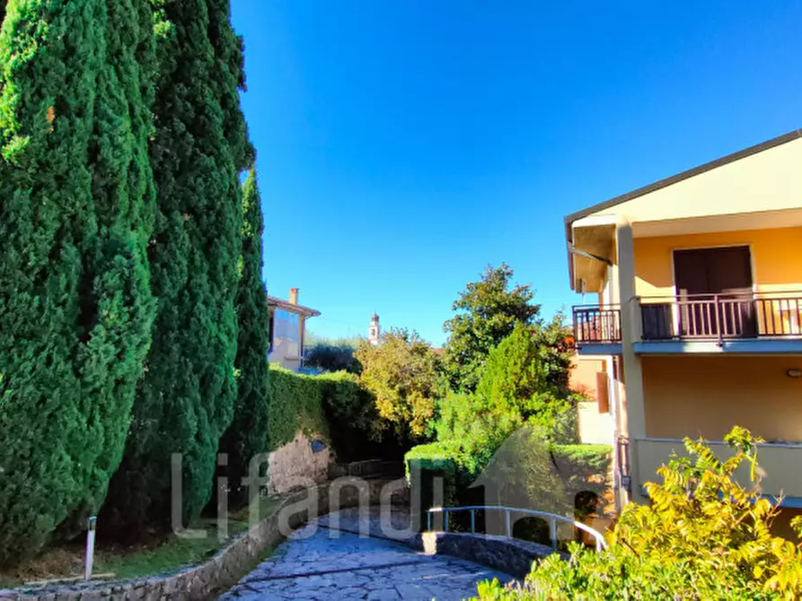 Immagine 2 di Appartamento in vendita  a Torri Del Benaco