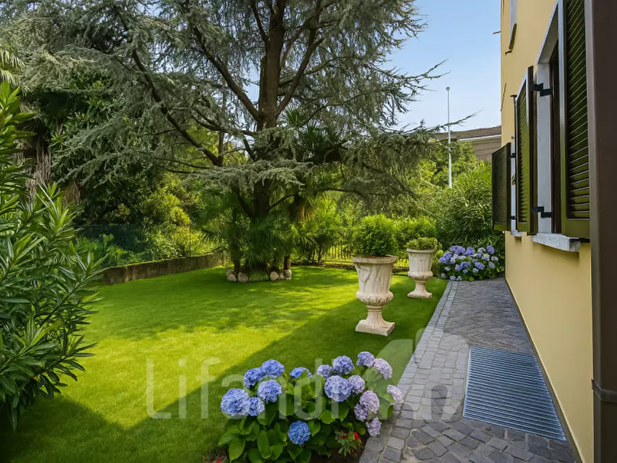 Immagine 15 di Appartamento in vendita  a Torri Del Benaco