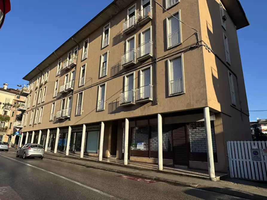 Immagine 1 di Negozio in vendita  in Viale Margherita 7 a Vicenza