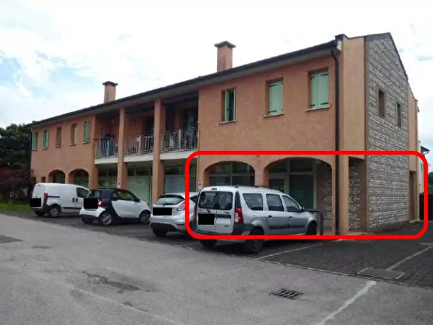 Immagine 1 di Negozio in vendita  in Piazza Vittorio veneto, 12 a Breda Di Piave