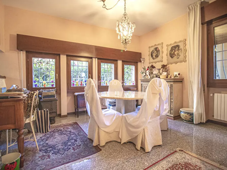 Immagine 4 di Villa in vendita  a Prato