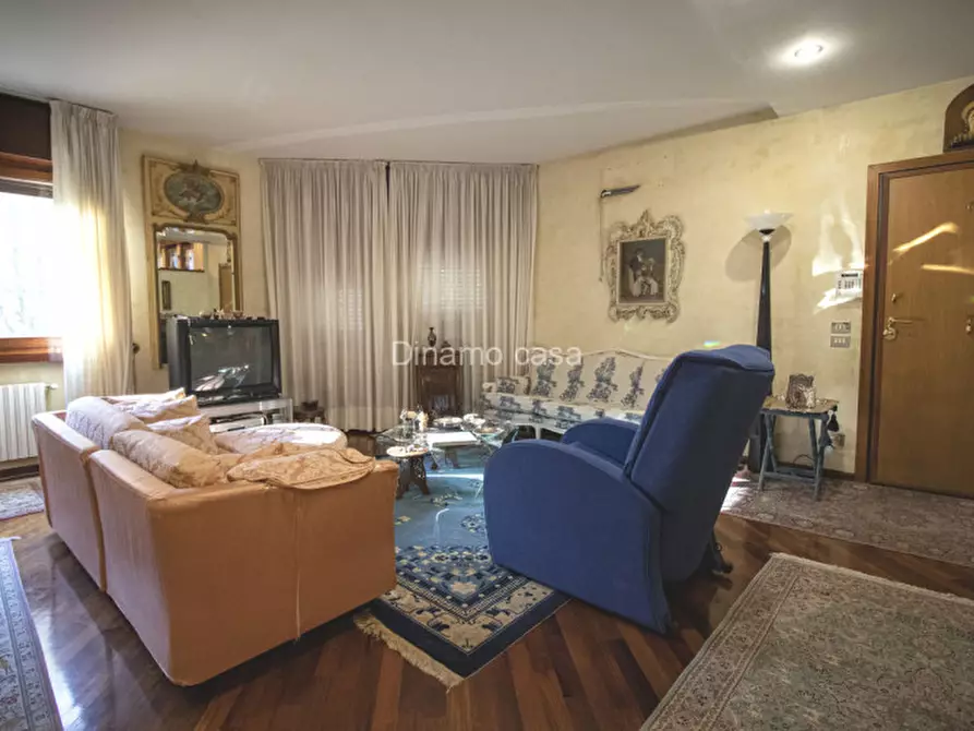 Immagine 6 di Villa in vendita  a Prato