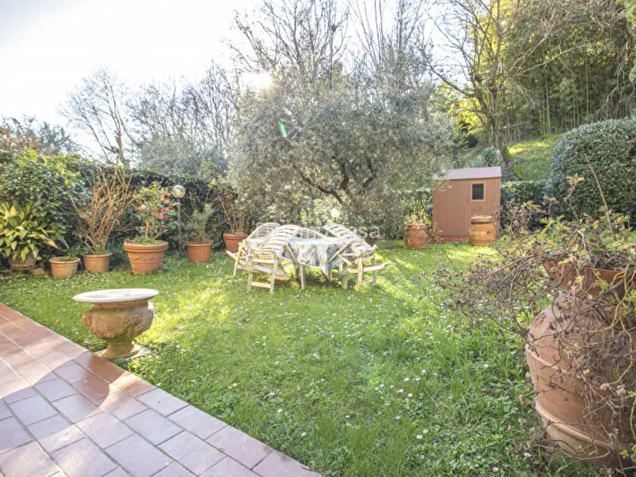 Immagine 17 di Villa in vendita  a Prato