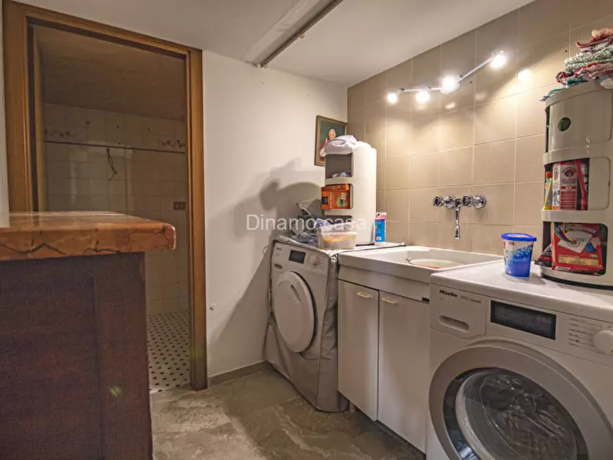 Immagine 18 di Villa in vendita  a Prato