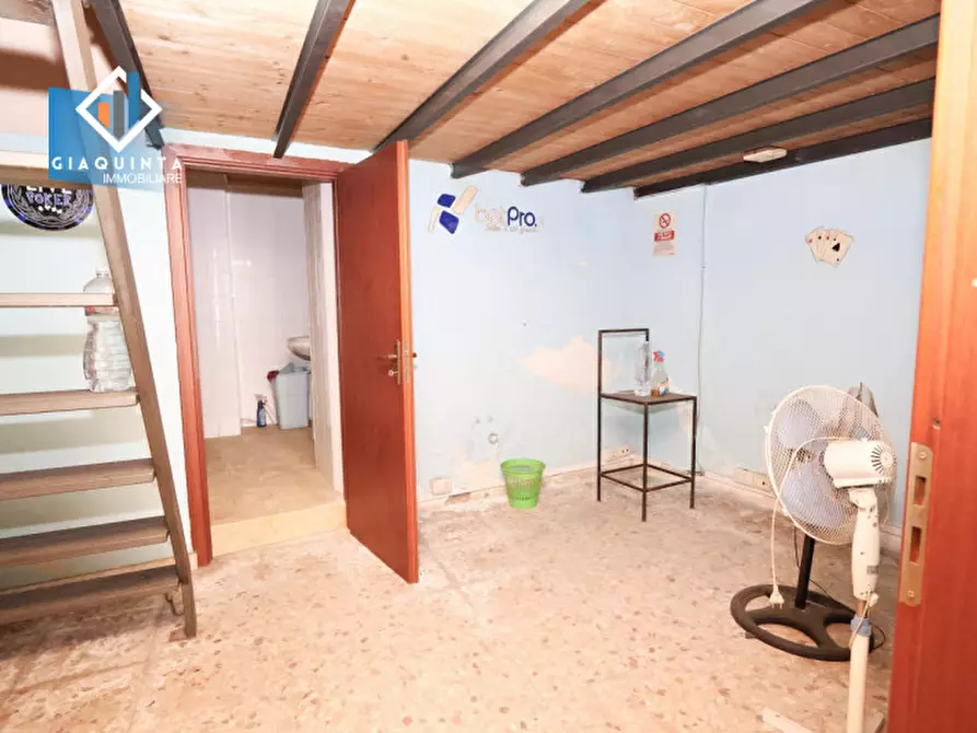 Immagine 4 di Negozio in vendita  in Via Roma a Palagonia