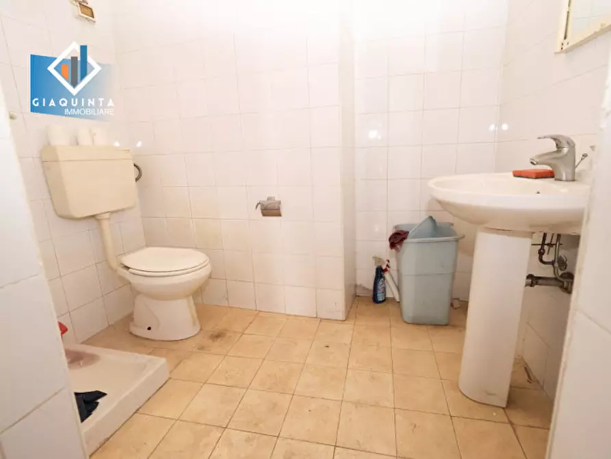 Immagine 5 di Negozio in vendita  in Via Roma a Palagonia