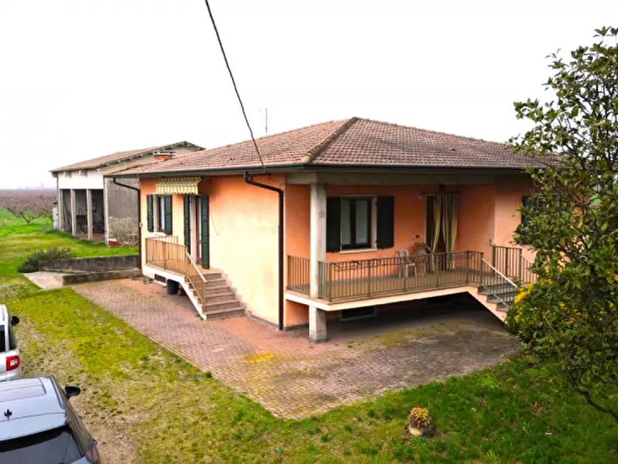 Immagine 2 di Villa in vendita  a Valeggio Sul Mincio