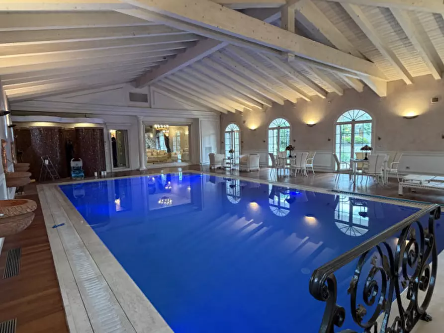 Immagine 1 di Villa in vendita  in Via Benato Vittorio a Badia Polesine