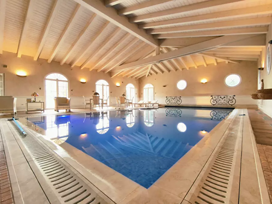 Immagine 1 di Villa in vendita  in Via Benato Vittorio a Badia Polesine