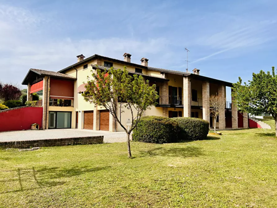 Immagine 1 di Villa in vendita  in via orio 1 a Traversetolo