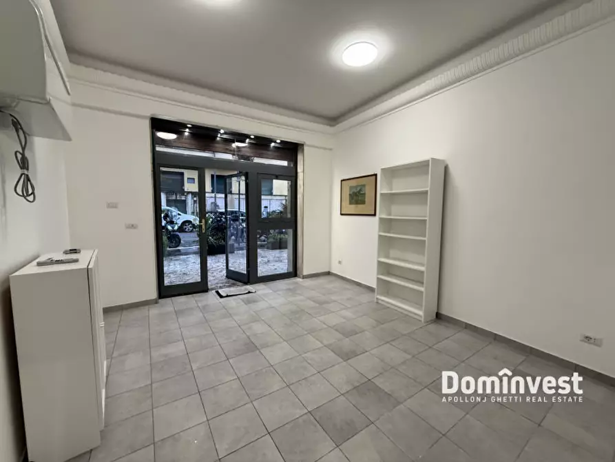 Immagine 1 di Negozio in affitto  in Via Archimede a Roma