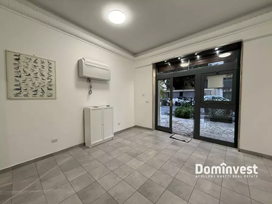 Immagine 3 di Negozio in affitto  in Via Archimede a Roma