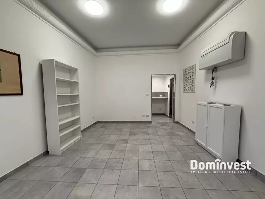 Immagine 4 di Negozio in affitto  in Via Archimede a Roma