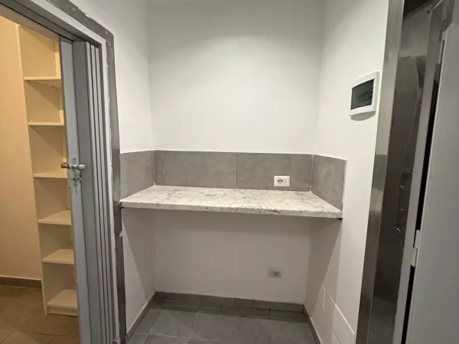 Immagine 7 di Negozio in affitto  in Via Archimede a Roma