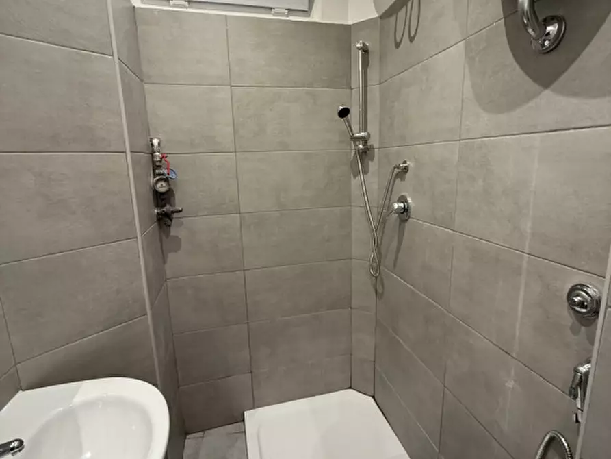 Immagine 8 di Negozio in affitto  in Via Archimede a Roma