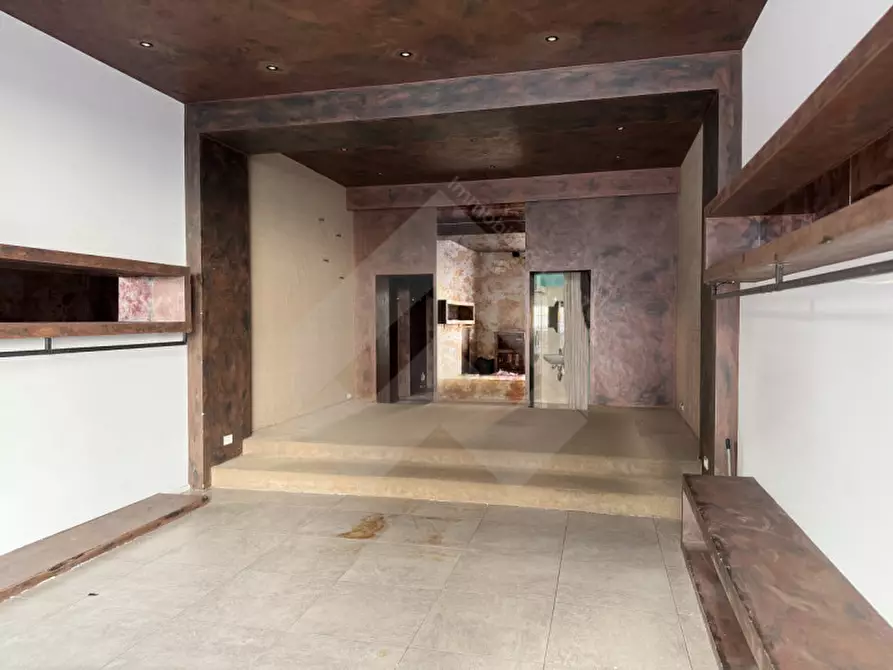 Immagine 2 di Negozio in affitto  a Andria