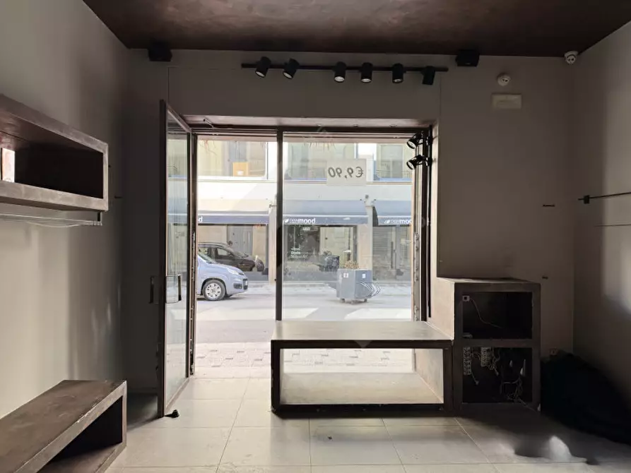 Immagine 7 di Negozio in affitto  a Andria