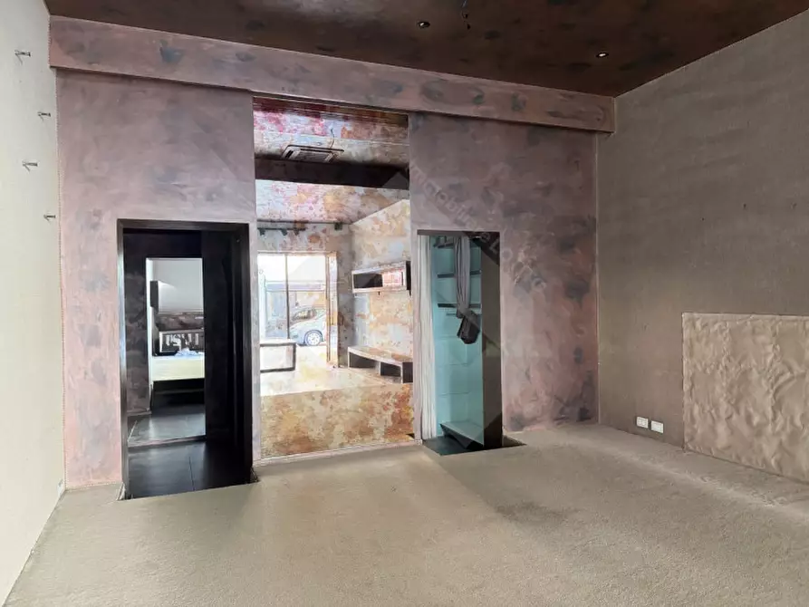 Immagine 8 di Negozio in affitto  a Andria