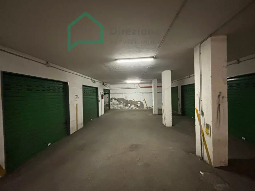 Immagine 10 di Garage in vendita  in via g.f. pinto, 43 a Napoli