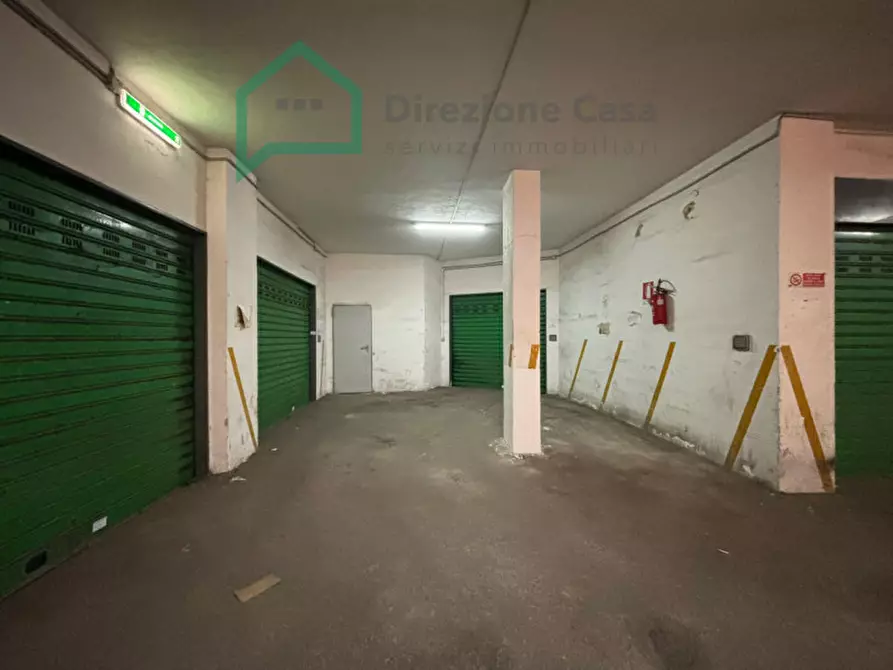 Immagine 12 di Garage in vendita  in via g.f. pinto, 43 a Napoli