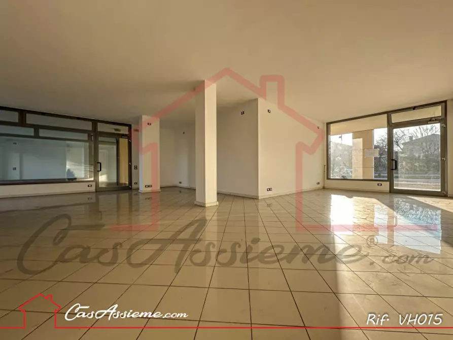 Immagine 1 di Negozio in affitto  a Tombolo