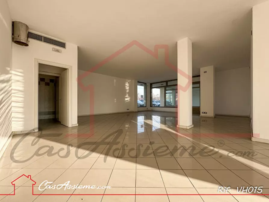 Immagine 2 di Negozio in affitto  a Tombolo