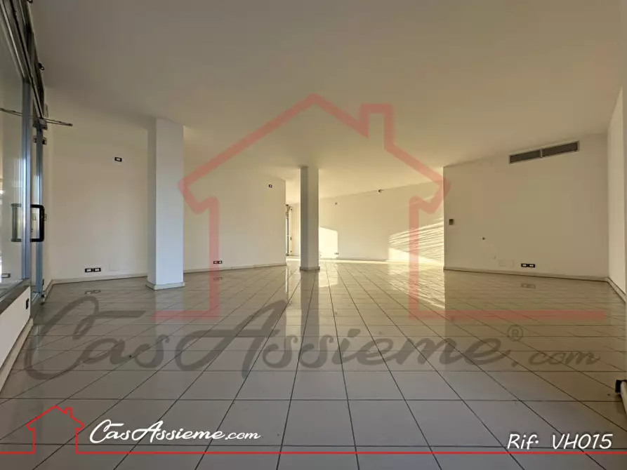 Immagine 3 di Negozio in affitto  a Tombolo